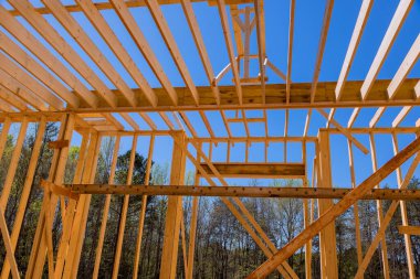 Yeni ev yapım aşamasında ve kirişleri ikinci kat için çerçevelenmiş.