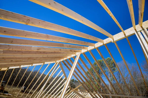 Novo Construção Treliça Madeira Edifício Emoldurado Com Vigas Vigas Telhado — Fotografia de Stock