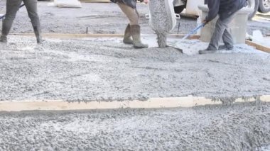 Çimento kamyonu kaldırım işi için gerekli miktarda betonla doluydu..