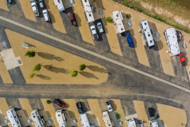 Kamp alanında tatil yapan bir karavanın hava görüntüsü eğlence araçlarına adanmıştır.