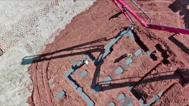 Beton Jest Pompowany Fundamentu Domu Przez Robotnika Budowlanego Pomocą Pompy — Wideo stockowe