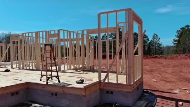 フレーミングビームの建設中に新しい家を構築するための最も重要なステップの1つです — ストック動画