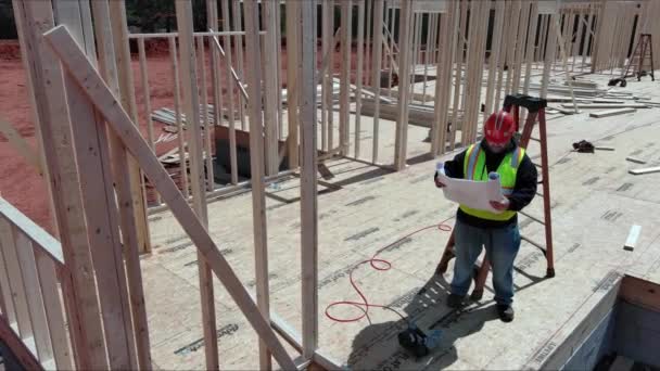 Durante Processo Construção Engenheiro Arquitetônico Verifica Qualidade Trabalho Que Está — Vídeo de Stock