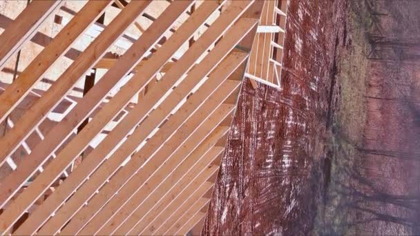Stick House Dibangun Menggunakan Kombinasi Balok Kayu Dan Rangka Truss — Stok Video