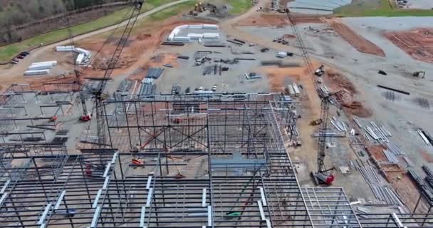 工業ビル建設におけるクローラクレーンの多くのアプリケーションの中で建設金属鋼フレーミングビームです — ストック動画