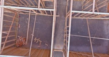 Stick house geleneksel modern inşa tekniklerinin kombinasyonu ile inşa edildi..