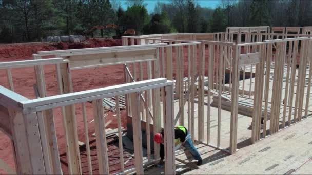 建設技術者は 現場で建設中の木枠梁のレベリング品質をチェックします — ストック動画