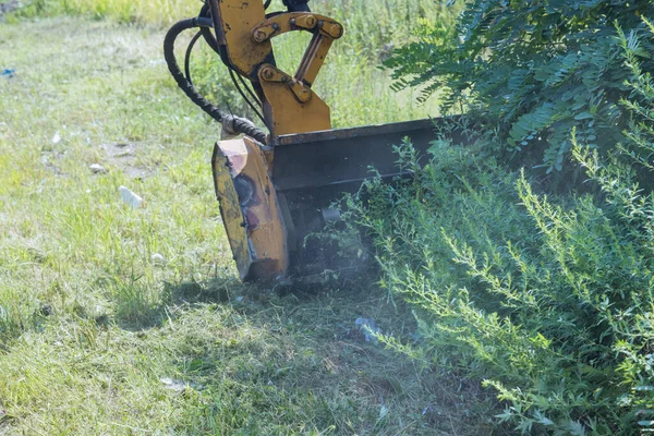 使用专业的拖拉机机械割草机是在公路两旁割草 — 图库照片