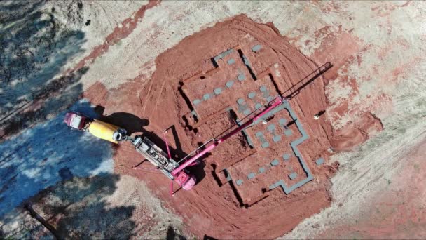 Robotnik Budowlany Wylewa Beton Cementowy Pomocą Automatycznej Pompy Kładzenia Fundamentów — Wideo stockowe