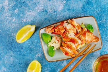 Taze ıstakoz, gurme mutfağımızda limonla servis edilir..