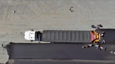 Asfalt yolda asfalt döşeme işlemi asfalt özel makineler, ağır titreşimli silindir kaldırım