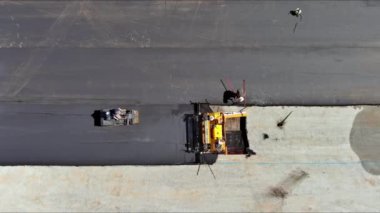 Asfalt özel makineler kullanarak asfalt yolu işleme ağır titreşim silindirli kaldırım