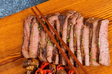 Biftek dilimi orta pişmiş, mükemmel dilimlenmiş.