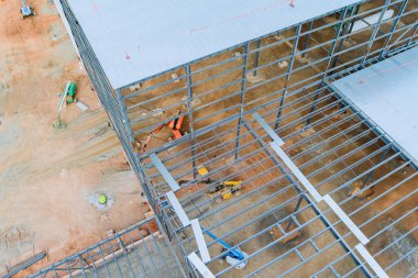 Endüstriyel bir depo inşaatı sırasında çelik çerçeveler kirişler için kullanılacak