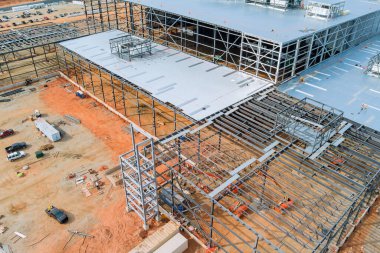 İnşaat alanındaki inşaat projesi kapsamında sanayi depoları için kiriş iskeletleri inşa ediliyor