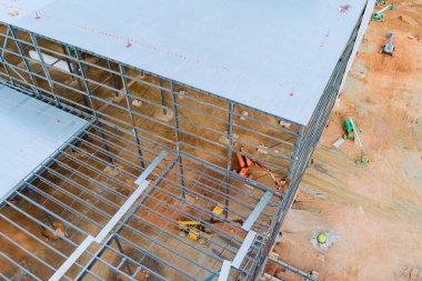 İnşaat alanında bir endüstriyel depo inşaatı için çelik kirişler inşa edildi.