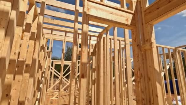 梁棒は レイアウトジョーストトラスからなる梁棒の家を構築するために使用された建設中 — ストック動画