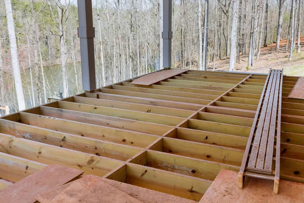 在新订制的带有木制甲板天井的住宅内 新搭建的地板间布局 — 图库照片