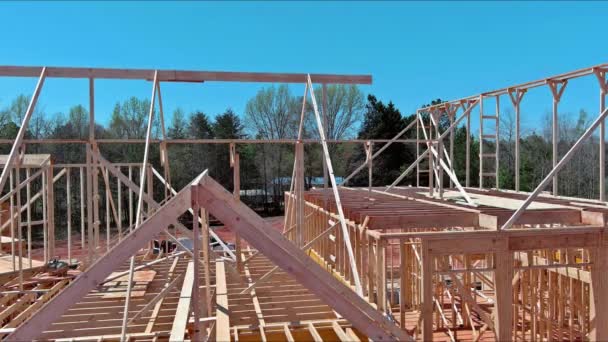 Výstavbě Probíhá Výstavba Nové Budovy Dřevěnými Trámy Dřevěnými Trámy — Stock video