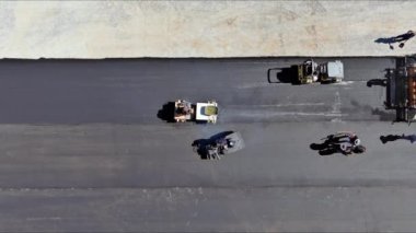 Bu asfalt özel ekipman kullanarak yolları asfaltlama işlemi. Ağır titreşimli kaldırım operasyonu..