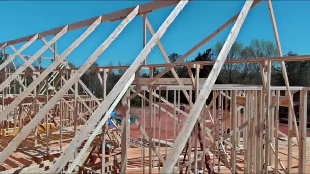 Construção Novo Edifício Com Armações Treliça Madeira Vigas Madeira Está — Vídeo de Stock