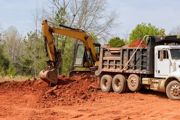 Tierra Está Siendo Cargada Camión Volquete Por Una Excavadora — Foto de Stock