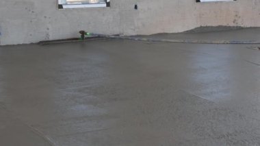 Islak beton yüzey işçilerinin üzerine beton döktükten sonra zemini malayla sıvadık.