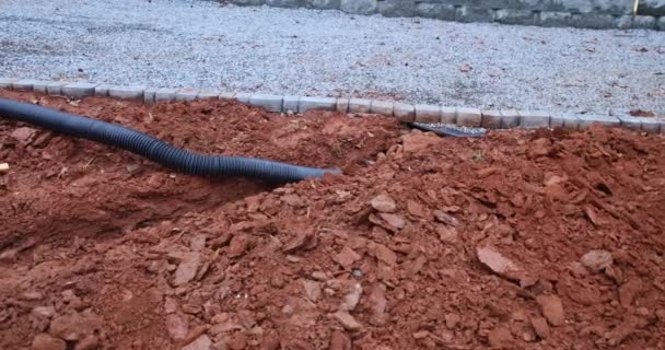 Robotnik Wykopuje Rów Celu Układania Rur Odwadniających Wody Deszczowej Czasie — Wideo stockowe