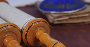 İbadet için bir dizi dini özellik Yahudi sembolü Torah kutsal kitap Shofar Horn şalı Tallit