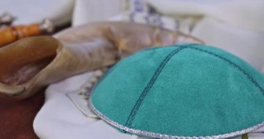 Musevi inancıyla ilgili duaların sembollerini kucakla, mesela Torah kutsal kitabı, Shofar boynuz şalı tallit tefillin.