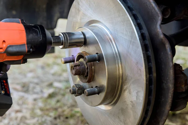 At mechanical repair service center, we replace brake discs on wheel hub assemblies