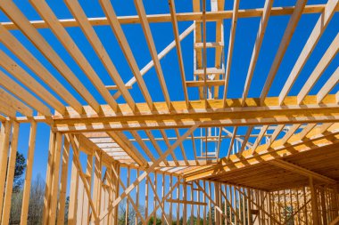 Çerçeve kirişleri için kullanılacak inşaat kirişleri altında yeni ev için ikinci kat kurulumu için kirişler olacak