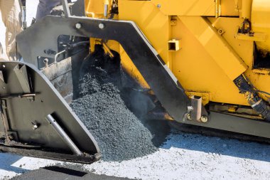 Yeni yol üzerinde çalışırken, yeni asfalt kaldırımlar için katman yerleştirme işlemi için bir asfalt kaldırım makinesi buharlı yol silindiri kullandık.