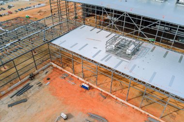 İnşaat alanındaki bir endüstriyel deponun çelik çerçeveli iskelet inşaatı