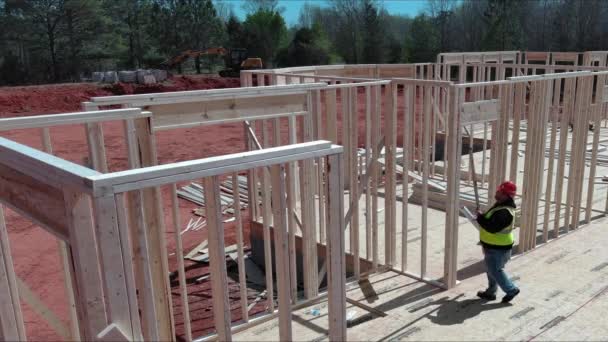 作为施工工程师 在施工现场用水平仪检查木结构梁的平整度质量 — 图库视频影像