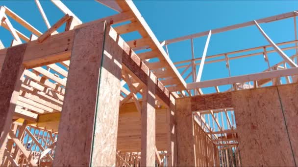 Nowy Budowie Drewnianej Kratownicy Ramy Budynku Krokwi Belki Dachowe Drewniane — Wideo stockowe