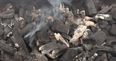 Barbekü hazır olmalı ki et kömür ve alevlerin üzerinde kızarsın.