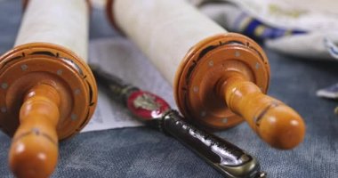 İbadet sembolleri, Musevi öznitelikleri Tevrat, Shofar Borusu, Tallit vs..