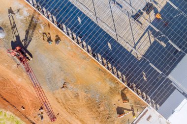 İnşaat şantiyesindeki depo için metal inşaat iskeleti çeliği.