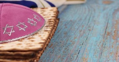 Yahudi cemaati tarafından Pesach olarak adlandırılan Hamursuz Bayramı, masada mayasız matza ekmeği olarak kabul edilir.