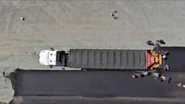 Asfalt yolda asfalt döşeme işlemi asfalt özel makineler, ağır titreşimli silindir kaldırım