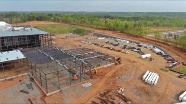 İnşaatın bir parçası olarak çelik iskelet iskeleti inşa eden bir sanayi deposu inşa etmek