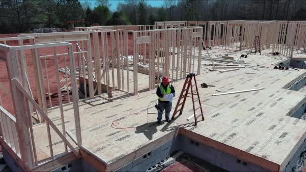 Během Procesu Výstavby Architektonický Inženýr Kontroluje Kvalitu Místě Pomocí Stavebního — Stock video