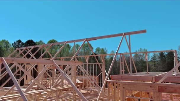 带梯子 木架的木材桁架建筑正在施工中 — 图库视频影像