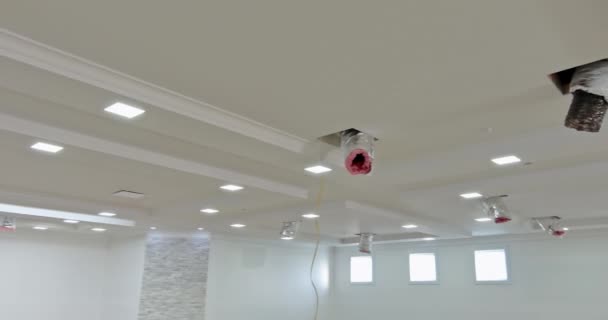 すでに天井に新しいベントがインストールされている塗装されている家の中で換気や空調システムをインストールします — ストック動画