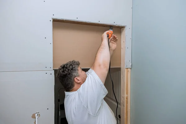 Usando Multi Ferramenta Trabalhador Corta Drywall Gesso Com Lâmina Corte — Fotografia de Stock