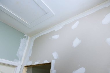 Yeni inşa edilen evin duvarları alçıpanla kaplanarak boyanmaya hazır.