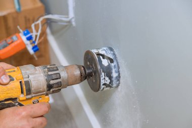 Duvara alçıpan delmek için elektrik kablosu yerleştirilmeli.