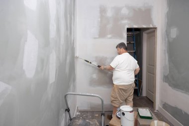 Daire yenileme çalışmalarının bir parçası olarak kaygan beyaz boyalı usta boyama duvarları tamamlandı