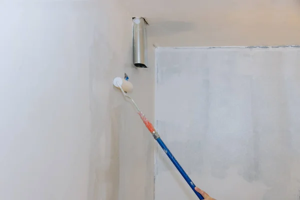 Aktualizacja Poprawa Pokoju Apartamentowego Podczas Naprawy Ściany Malarskie Białą Farbą — Zdjęcie stockowe